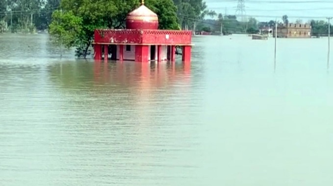 कमर तक पानी में डूबे बिहार के 2000 बूथ, फिर हुई बारिश तो कहां होगा मतदान.