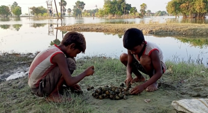 गोपालगंज में मछली पकड़कर गुजारा कर रहे किसान