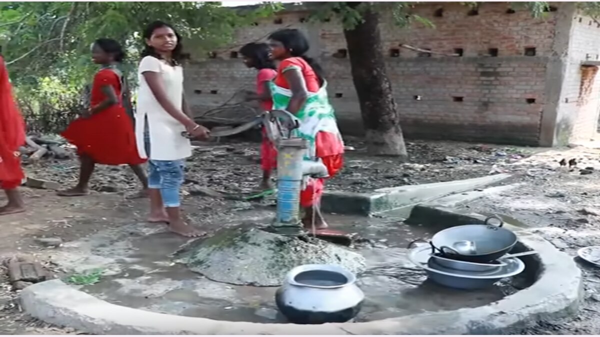 हैंडपंप से चलाना पड़ता है काम. 
