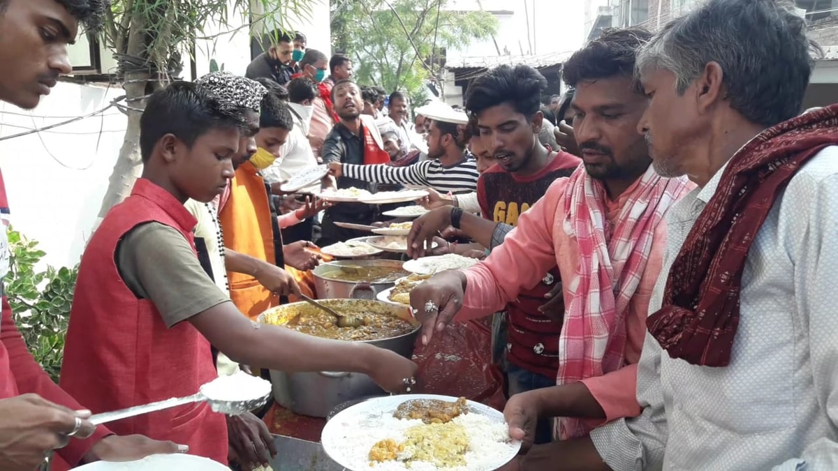 मंत्री जी का भाषण छोड़ खाना खाने टूट पड़ी भीड़.