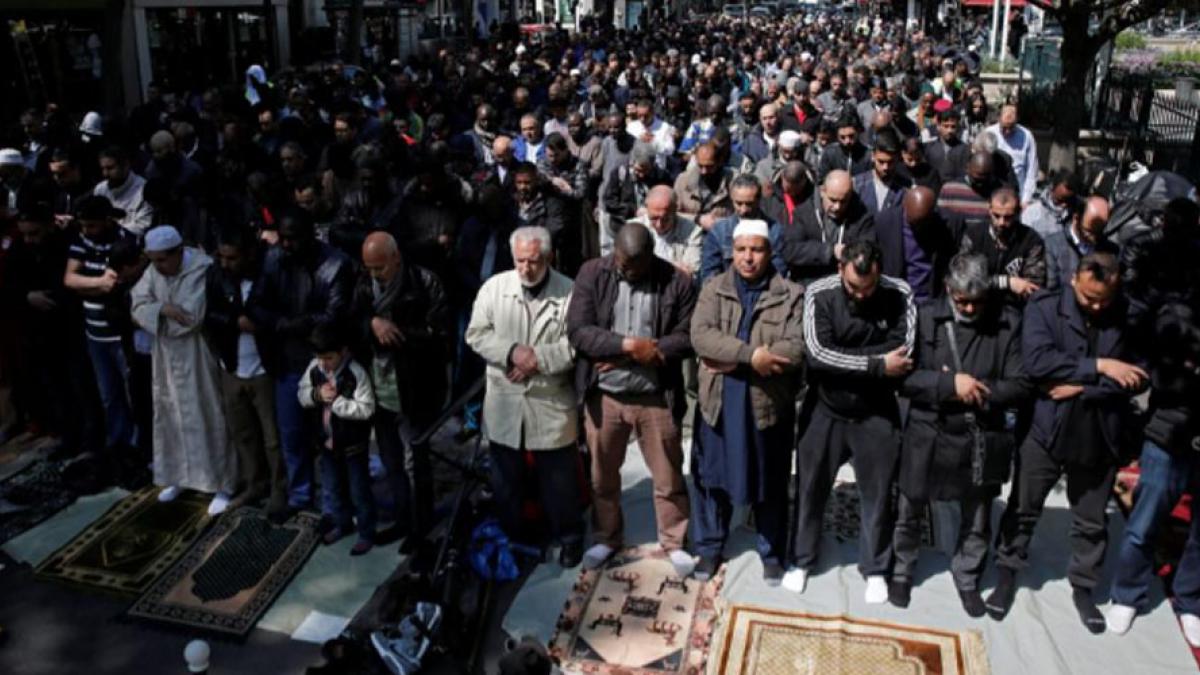 फ्रांस के टीचर की हत्या के बाद कट्टरपंथियों के खिलाफ ऐक्शन