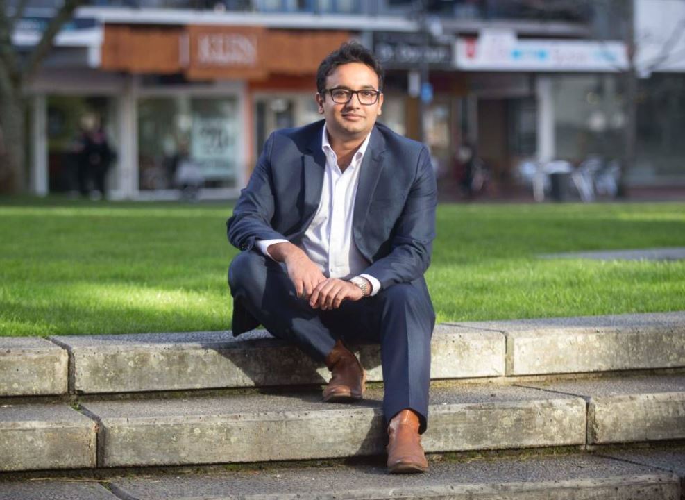 चुनाव जीत कर बना संसद