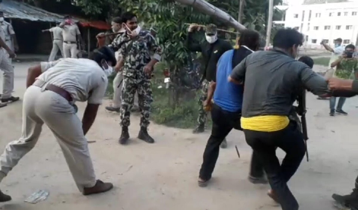 गया में पथराव के बाद पुलिस का लाठीचार्ज