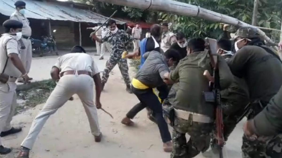 गया में पथराव के बाद पुलिस का लाठीचार्ज