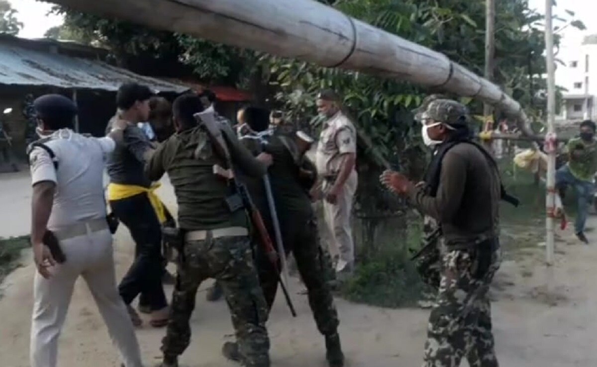 गया में पथराव के बाद पुलिस का लाठीचार्ज