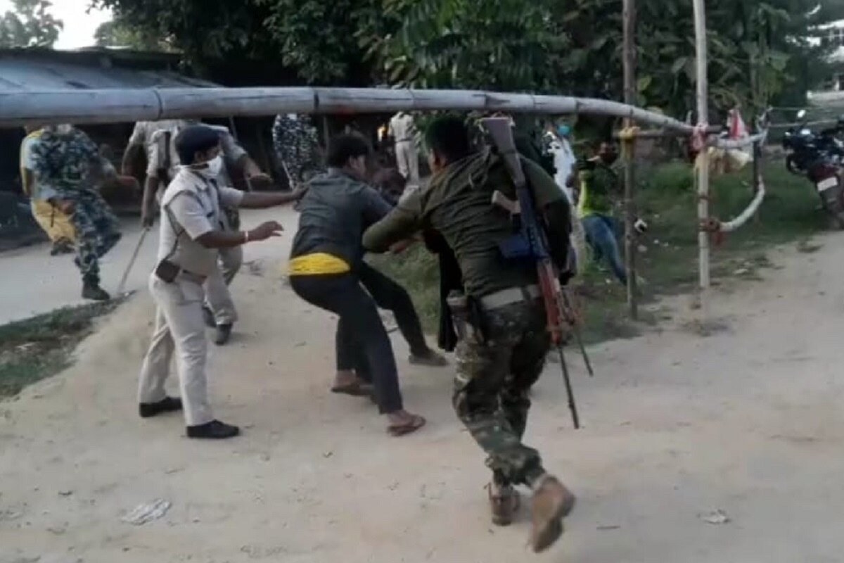 गया में पथराव के बाद पुलिस का लाठीचार्ज