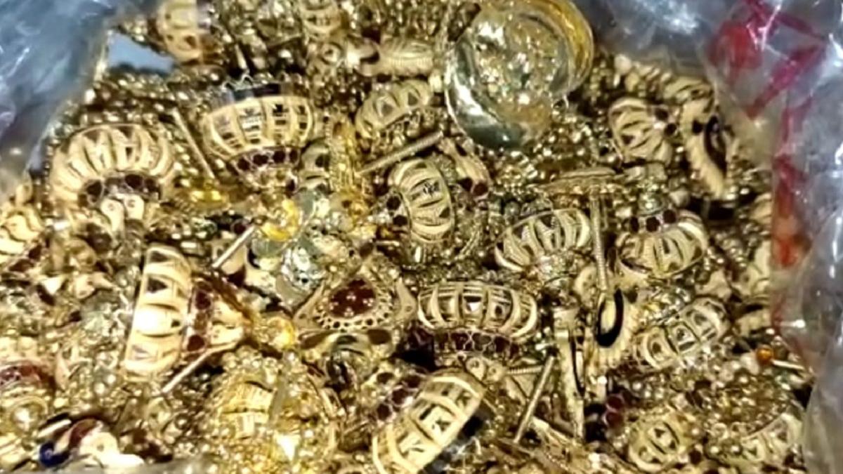 दो भाइयों के बैग से निकला एक करोड़ का सोना