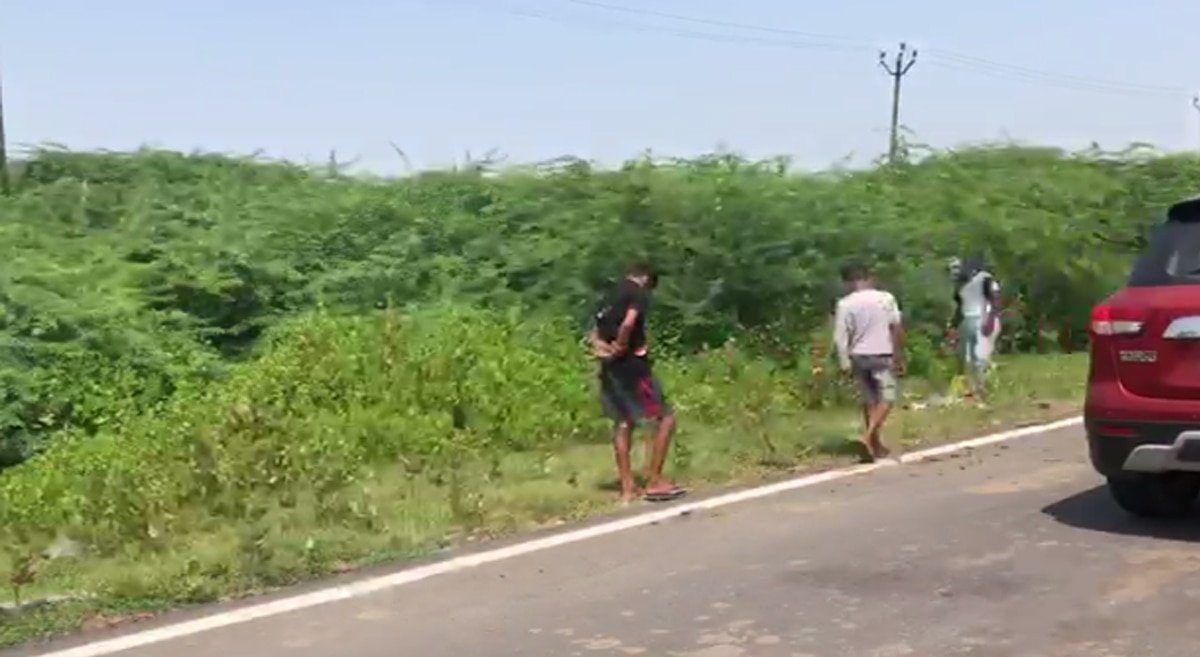 सूरत में सोने की बारिश होने की अफवाह. 