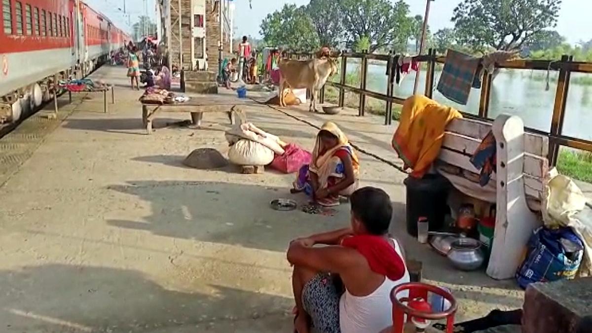 Gopalganj flood victims live in Ratan Sarai Railway Station 