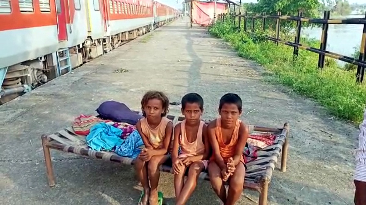 Gopalganj flood victims live in Ratan Sarai Railway Station 