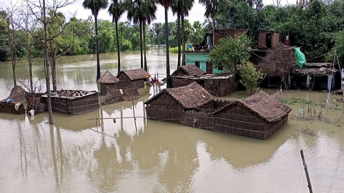 Gopalganj flood victims live in Ratan Sarai Railway Station 
