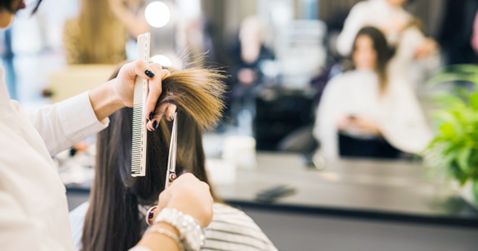 बाल कटवा लें