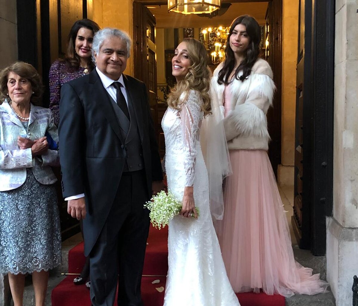 दोस्त कैरोलिन के साथ शादी के बंधन में बंधे हरीश साल्वे.