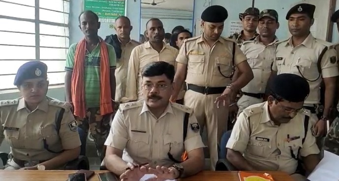 आरोपी के घर से पुलिस को मिली दो लाख 83 हजार की नकदी.