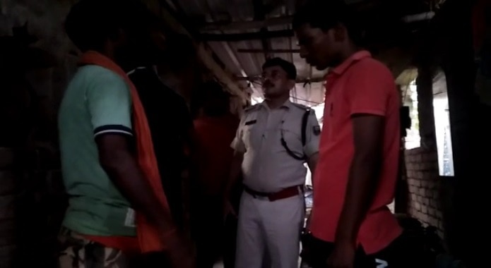 आरोपी के घर से पुलिस को मिली दो लाख 83 हजार की नकदी