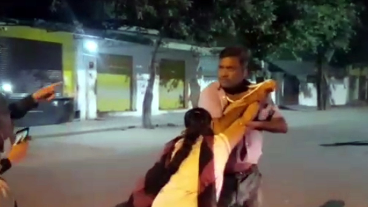 बीच सड़क पर पति की पिटाई.