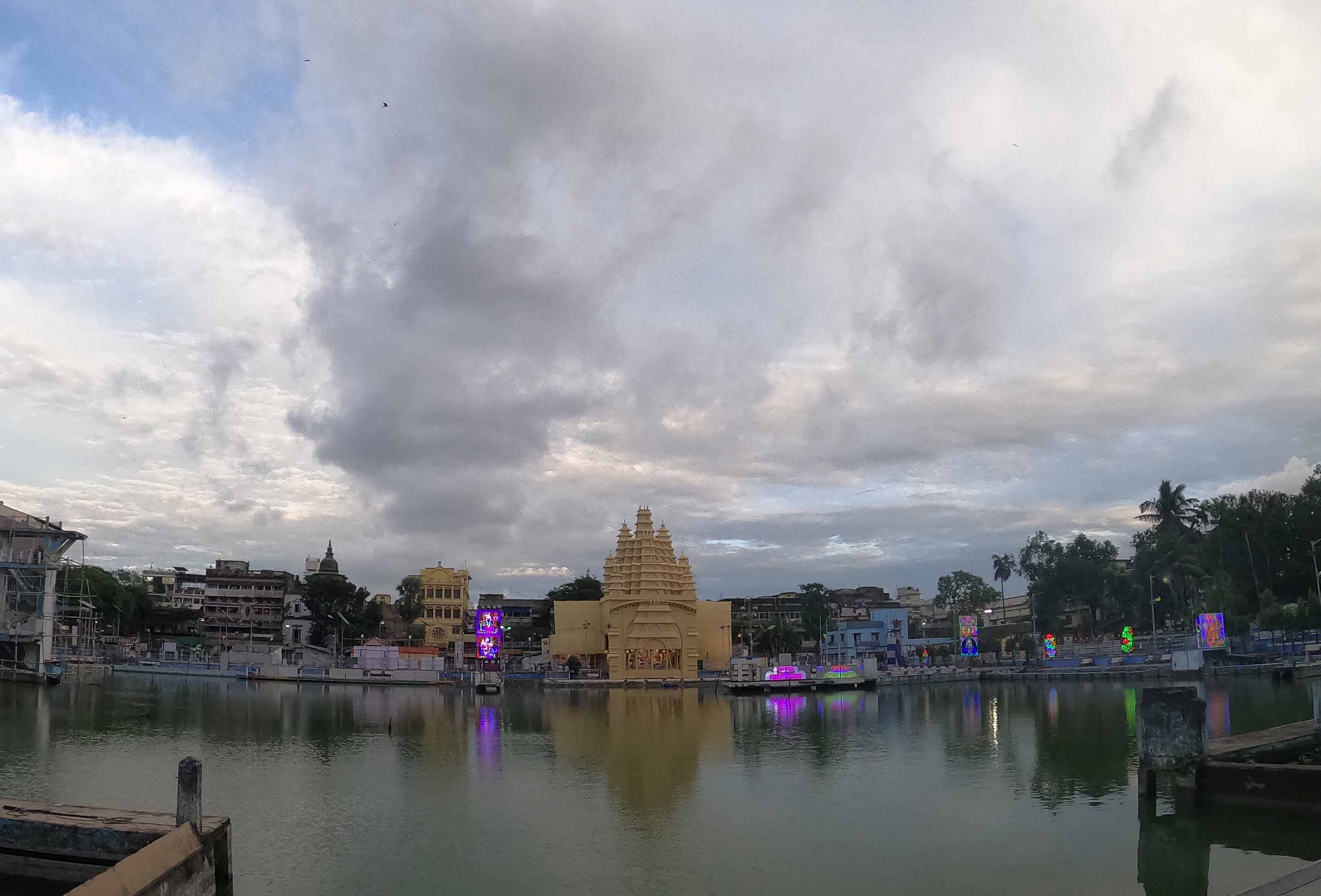 दुर्गा पूजा पंडाल का सामान्य दृश्य 