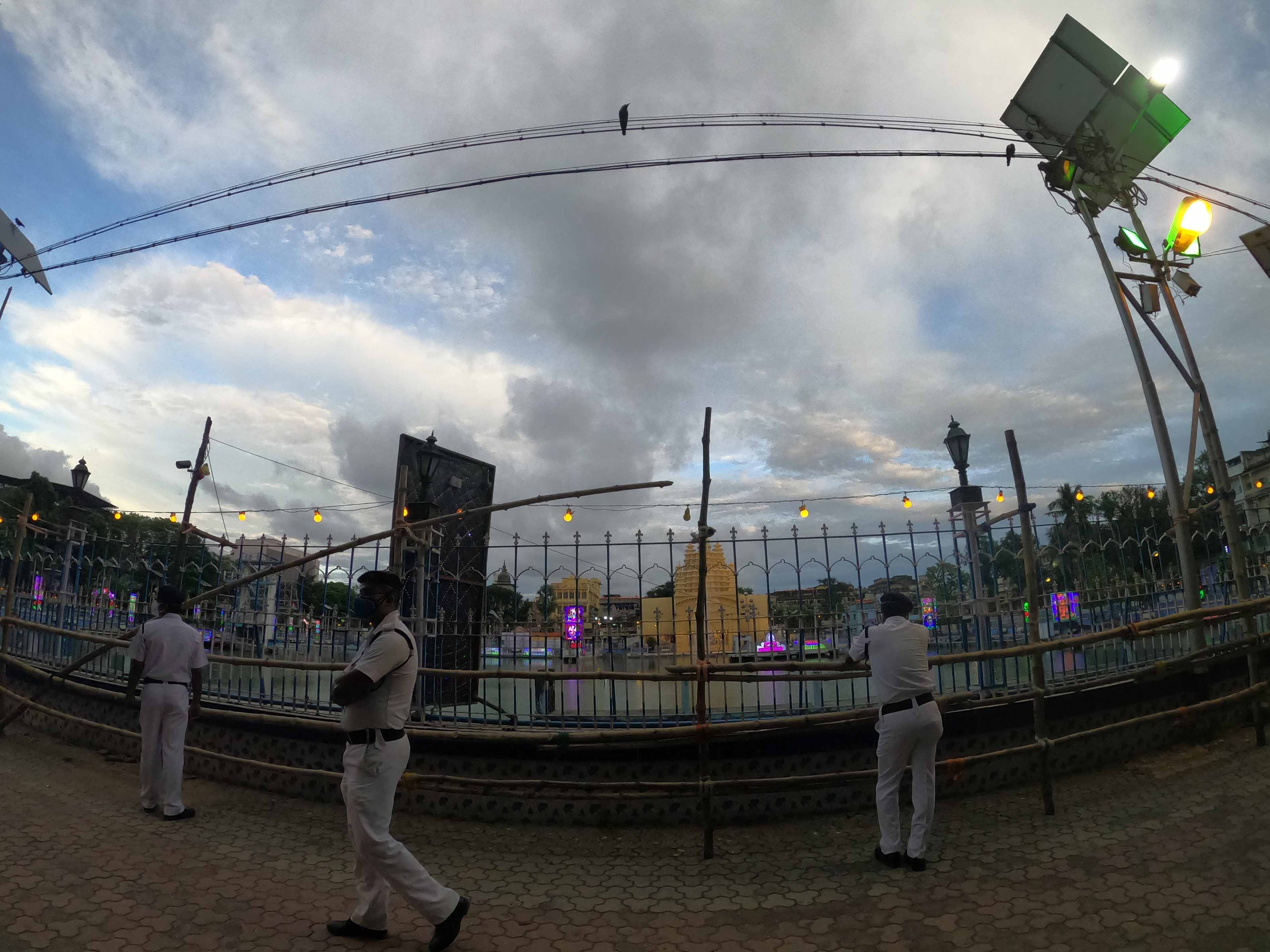 दुर्गा पूजा पंडाल के बाहर का शांति 