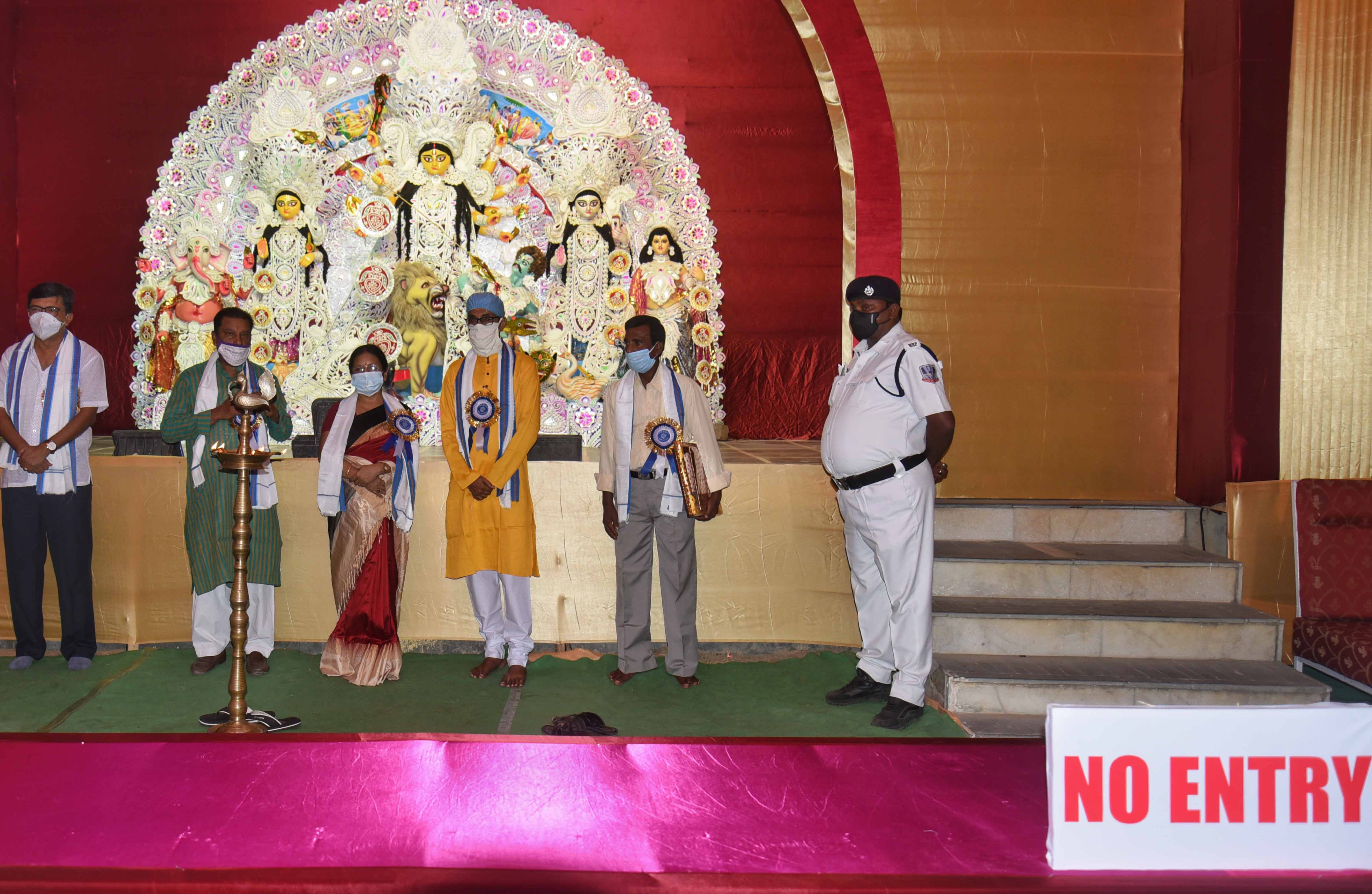 पुलिस और सफाई कर्मचारियों ने किया पंडाल का उद्घाटन 