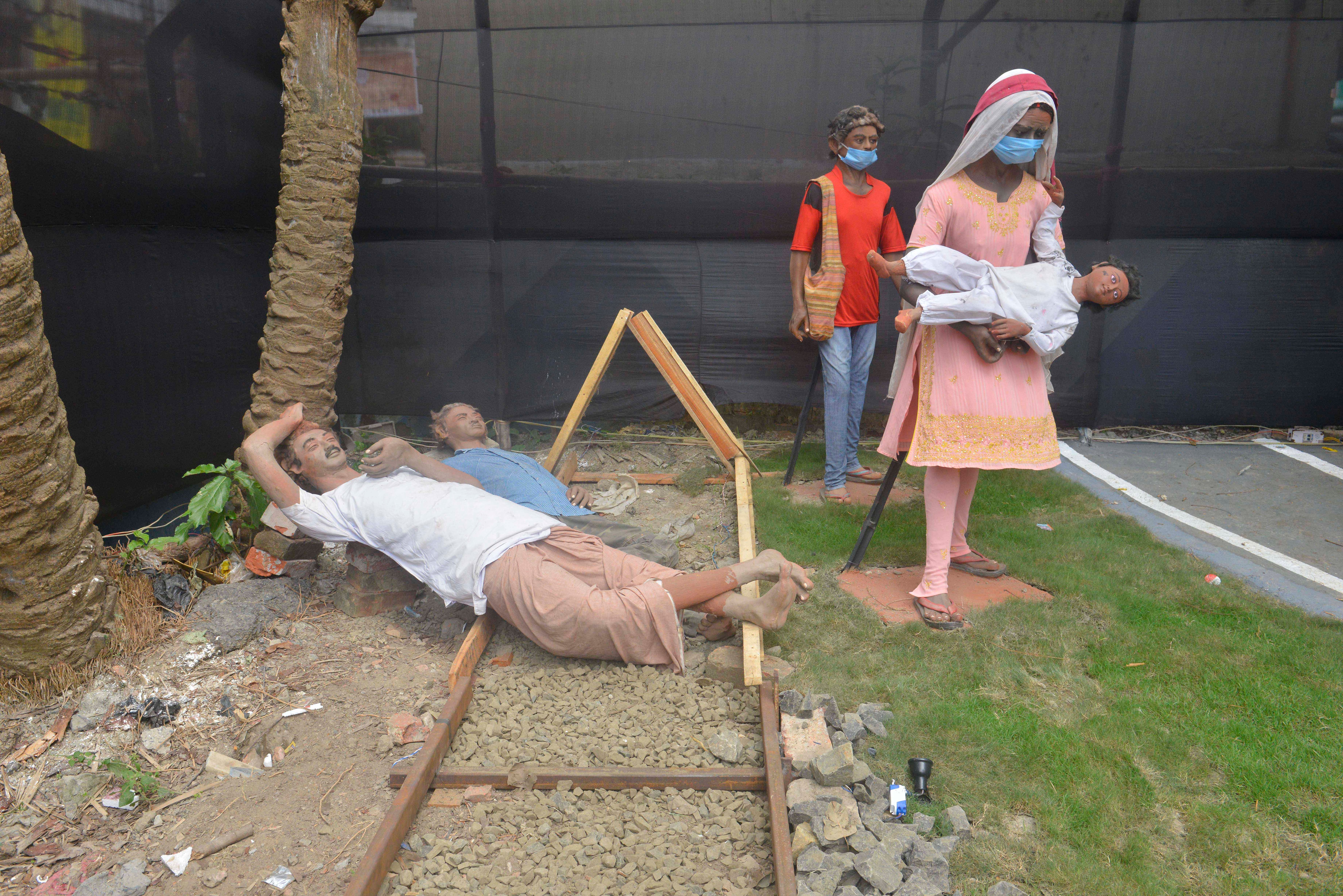 रेल ट्रैक पर सोते मजदूर 