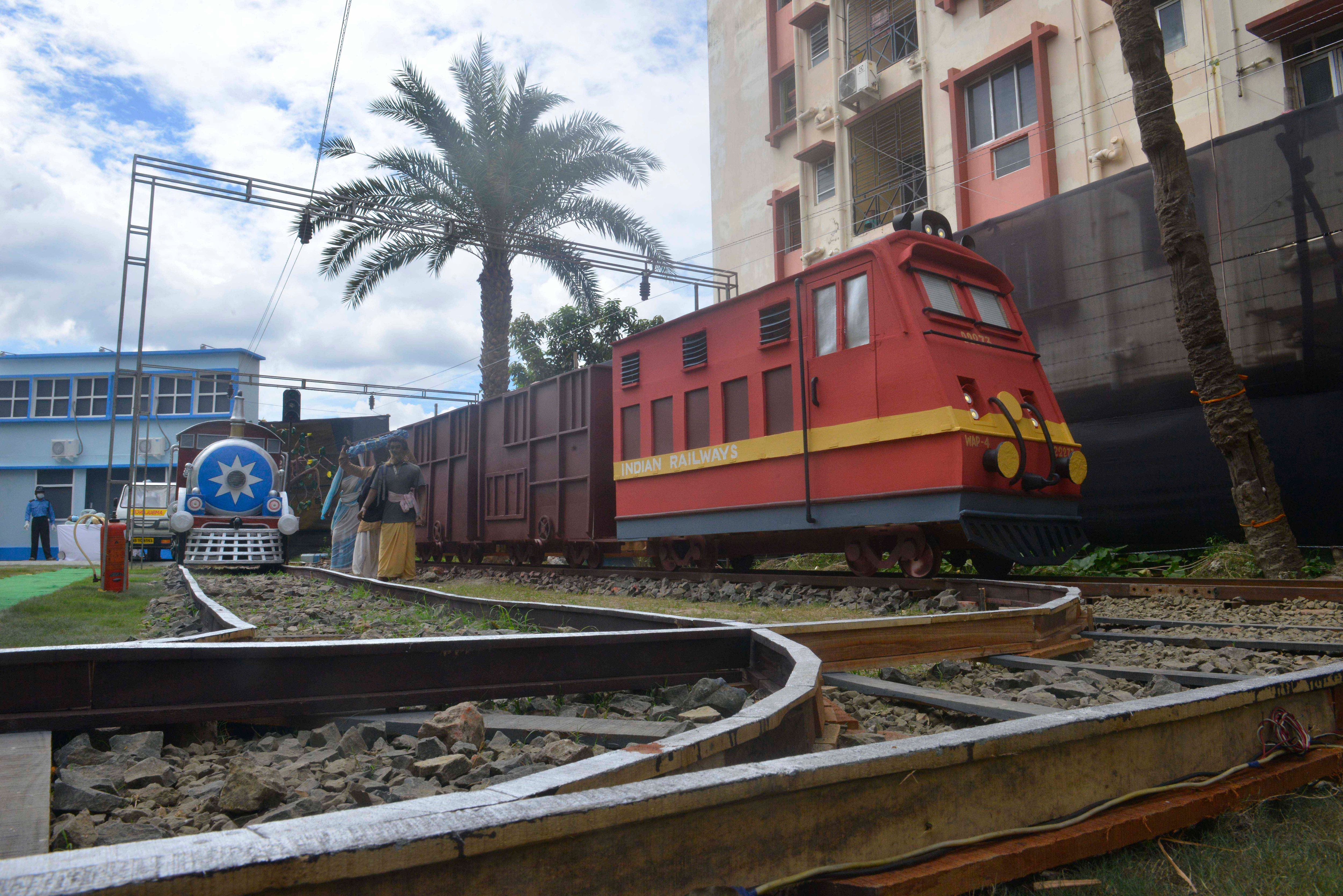 ट्रेन से गाँव जाते प्रवासी मजदूर 