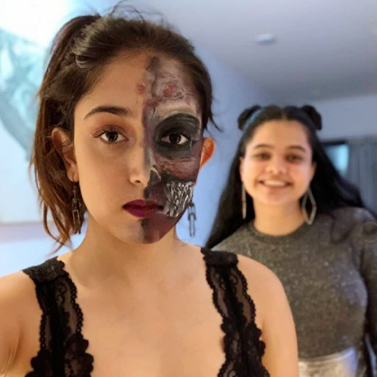 इरा अपने दोस्त के साथ