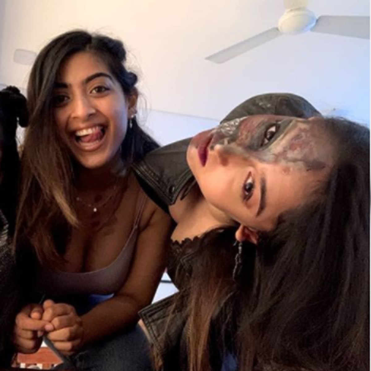 इरा अपने दोस्त के साथ