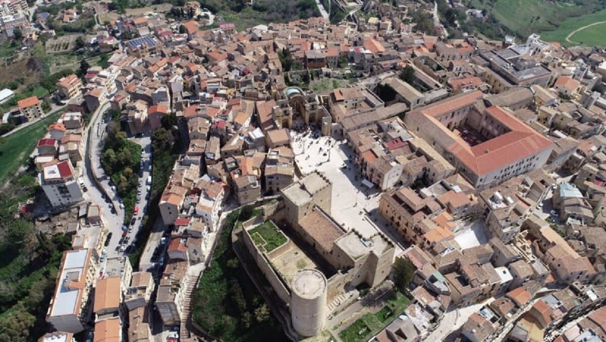 इस देश में 86 रुपये में बिक रहे हैं घर