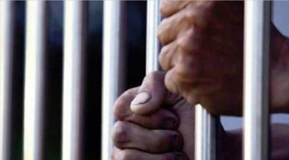 पर्सा जिला नेपाल की एसपी ने अवैध रूप से परीक्षा दिला रहे इसके 8 सहयोगियों को भी पकड़ा.