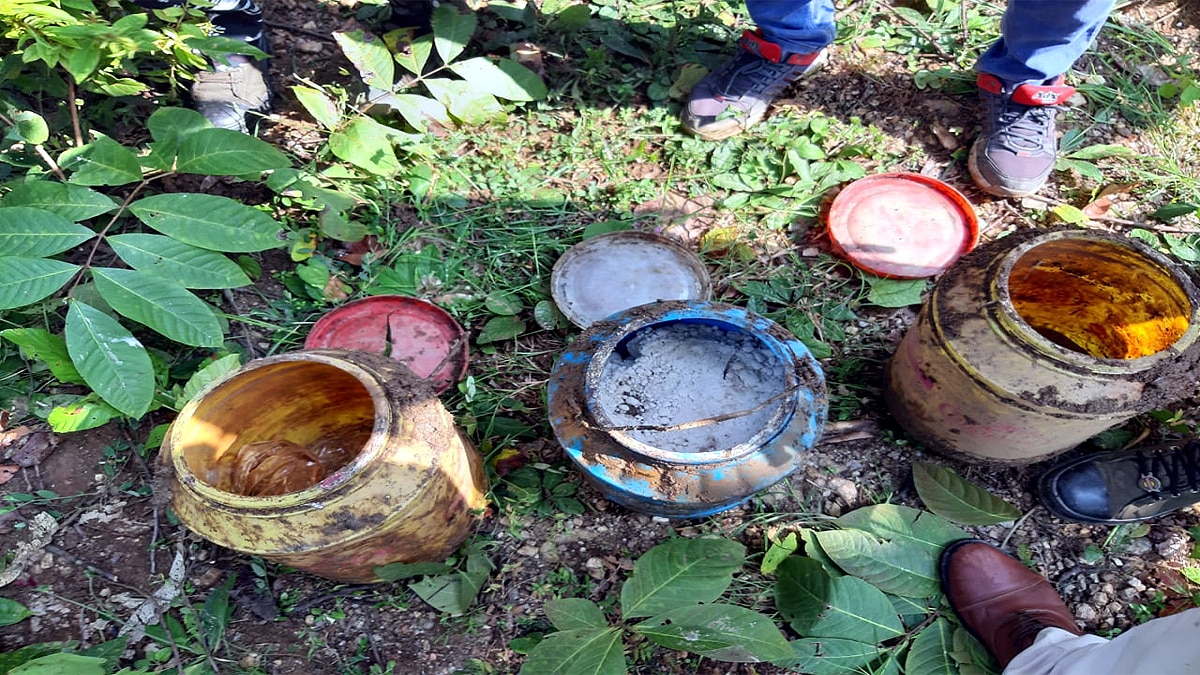 Jamui Naxalites hide 40kg explosives in the pit