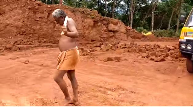 खुजली हुई तो किया जेसीबी का इस्तेमाल