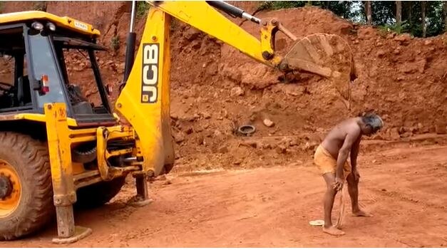 खुजली हुई तो किया जेसीबी का इस्तेमाल