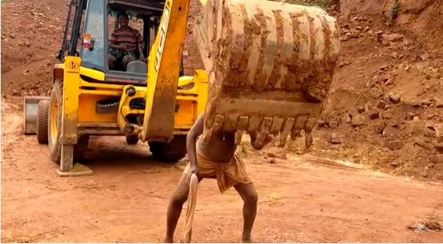 खुजली हुई तो किया जेसीबी का इस्तेमाल