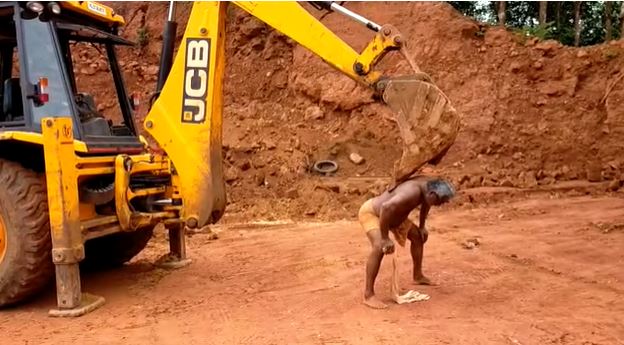 खुजली हुई तो किया जेसीबी का इस्तेमाल