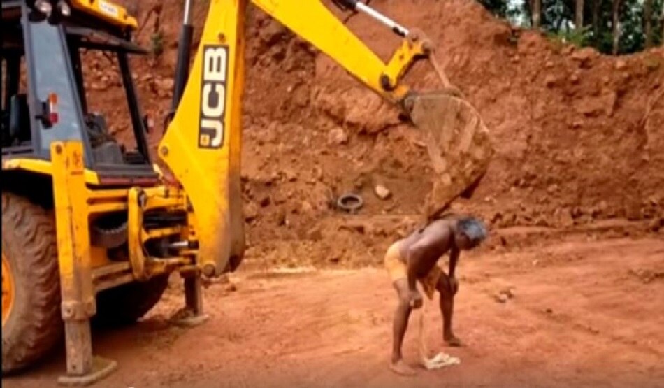 खुजली हुई तो किया जेसीबी का इस्तेमाल