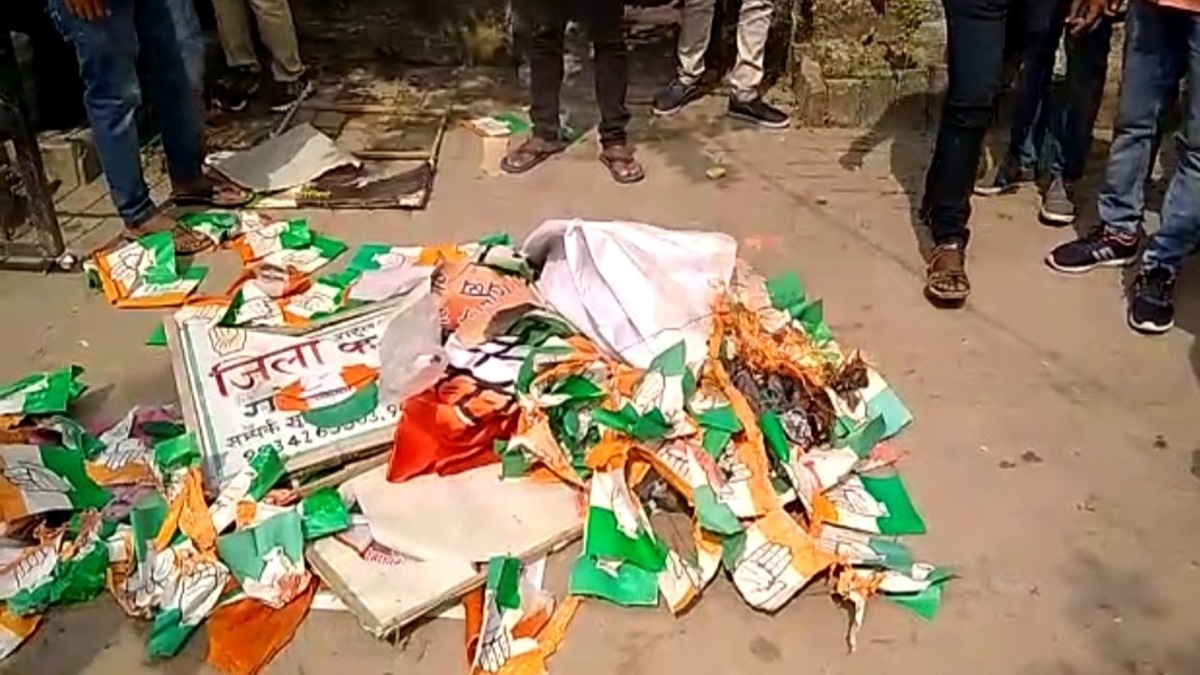 टिकट ना मिलने पर कांग्रेस नेता ने बैनर में आग लगा दी, बोर्ड तोड़ दिया. 