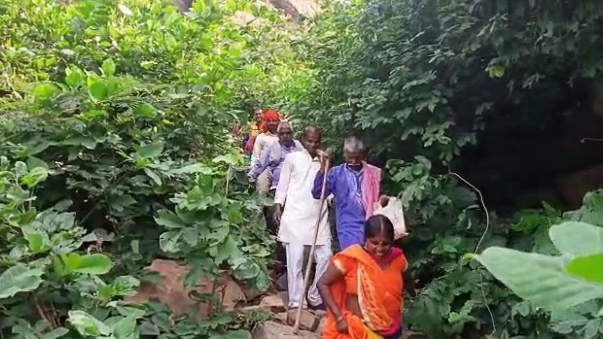 18 KM का घना जंगल, 1200 फीट ऊंचे पहाड़ से नीचे आकर डालते हैं वोट.