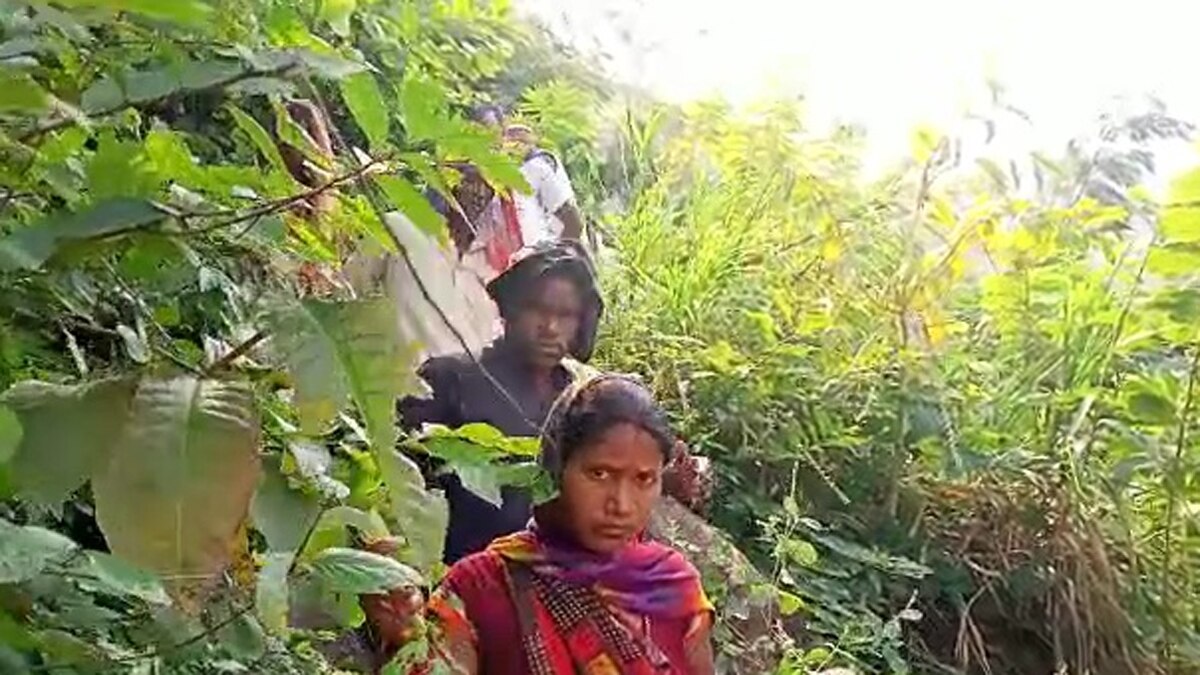 गांव तक आने जाने के लिए नहीं है कोई समतल रास्ता.