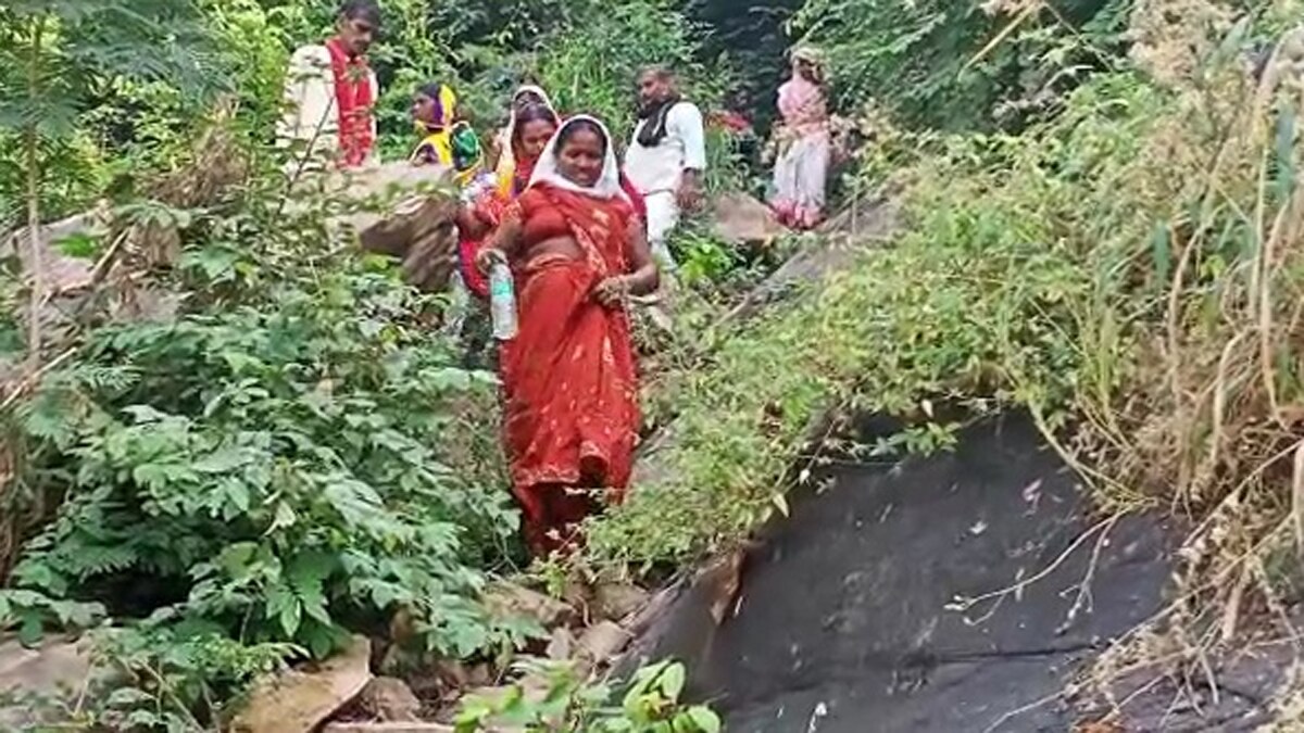 अधौर प्रखंड का गांव बड़वान कला बसा है पहाड़ पर.