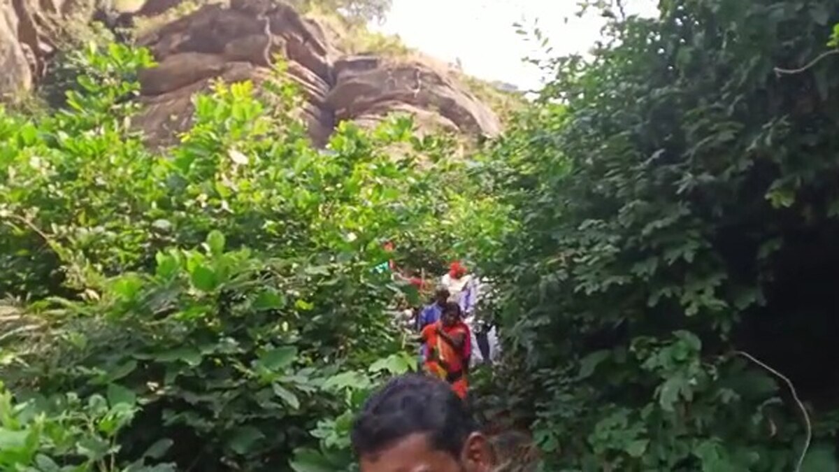 गांव तक आने जाने के लिए नहीं है कोई समतल रास्ता.