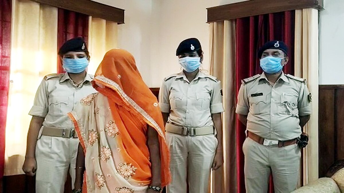 Kaimur Police arrested woman for fake silver coin