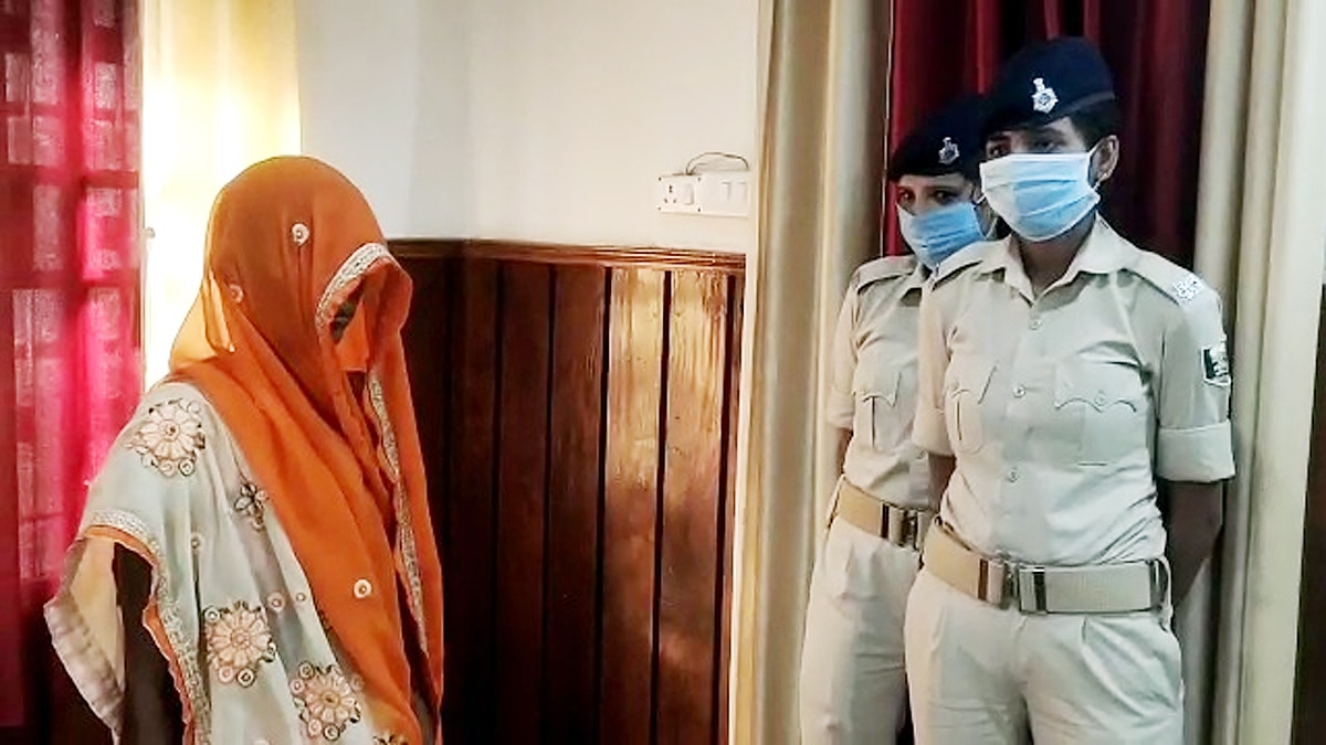 Kaimur Police arrested woman for fake silver coin