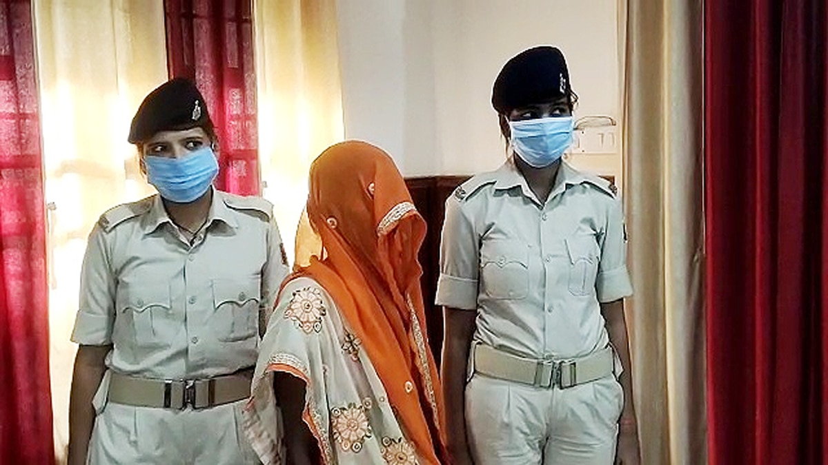 Kaimur Police arrested woman for fake silver coin