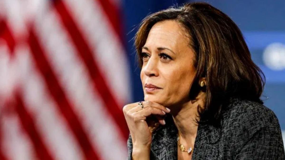 कमला हैरिस विवाद में फंसीं