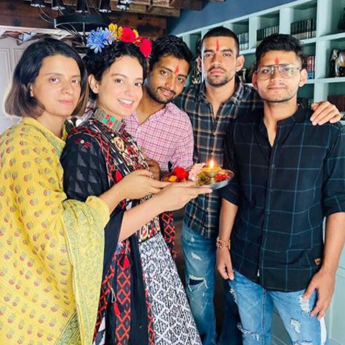 कंगना रनौत भाई-बहन के साथ 