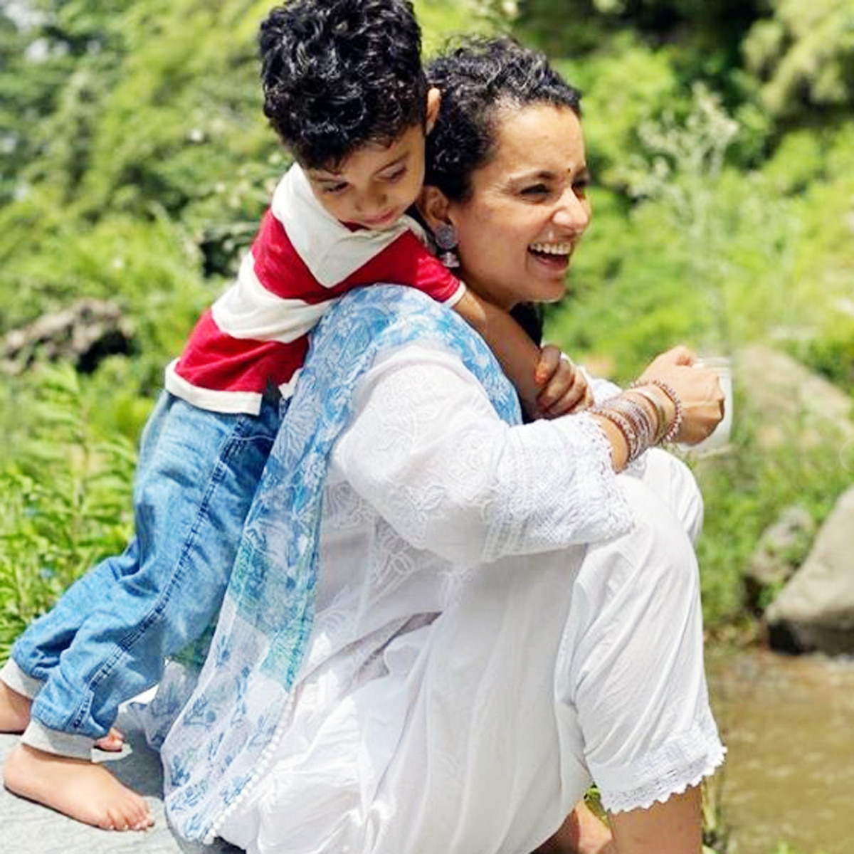 कंगना रनौत भांजे के साथ 