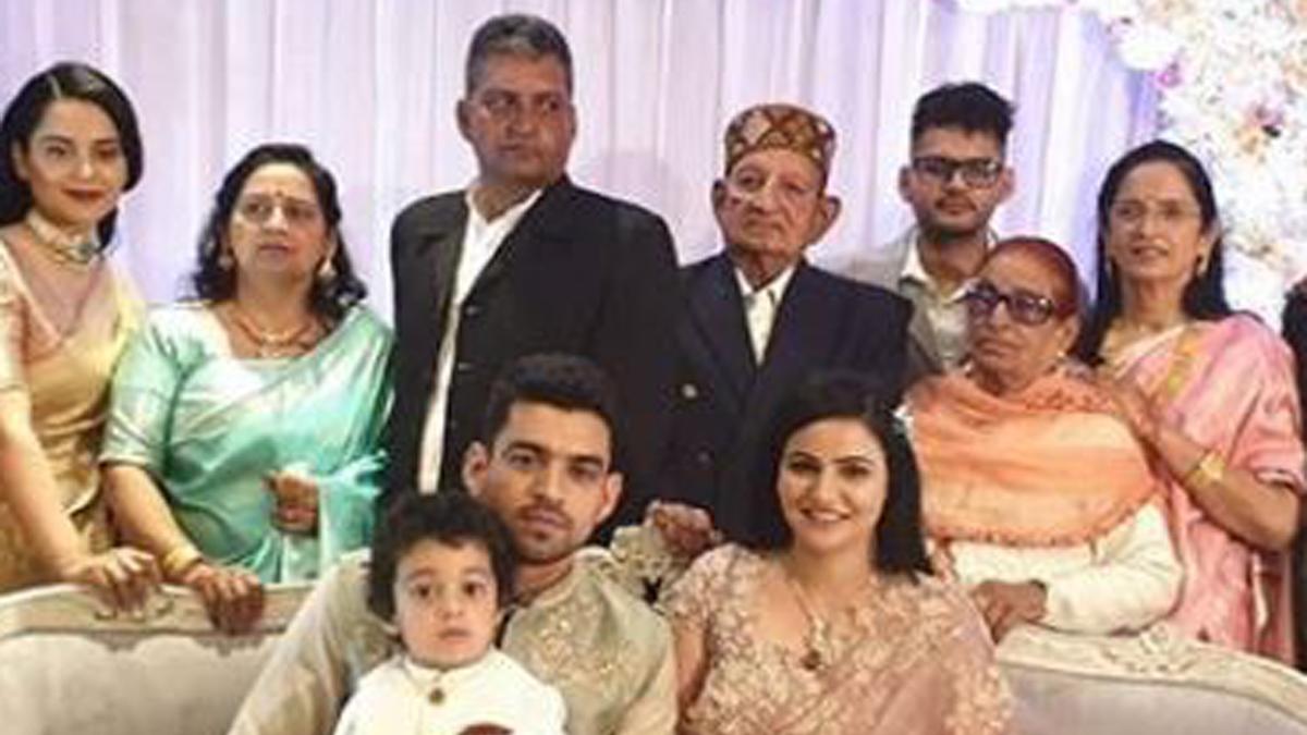 कंगना अपनी फैम‍िली के साथ