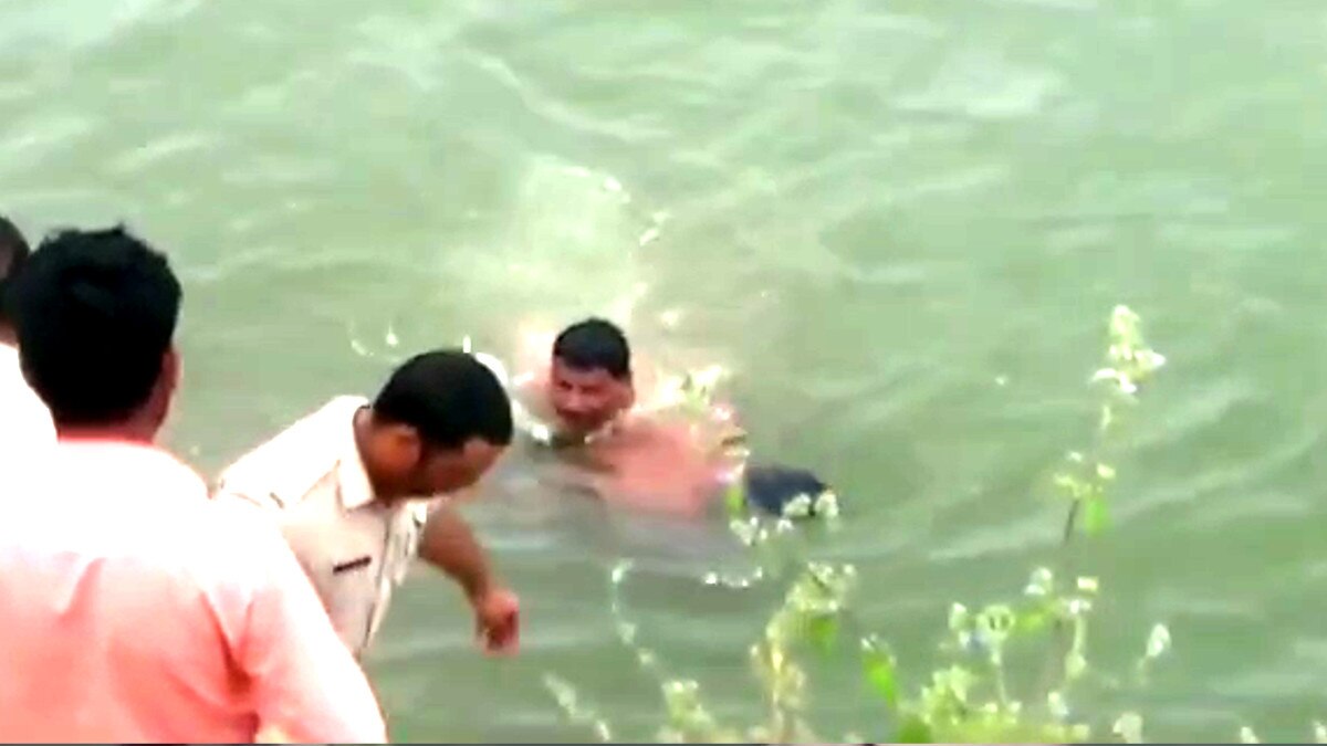 डूबते युवक को बचाने थानेदार पानी में कूदे.