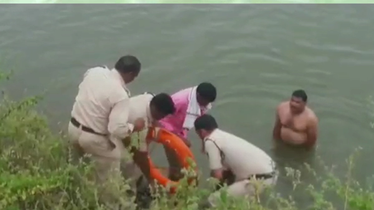डूबते युवक को बचाने थानेदार पानी में कूदे.