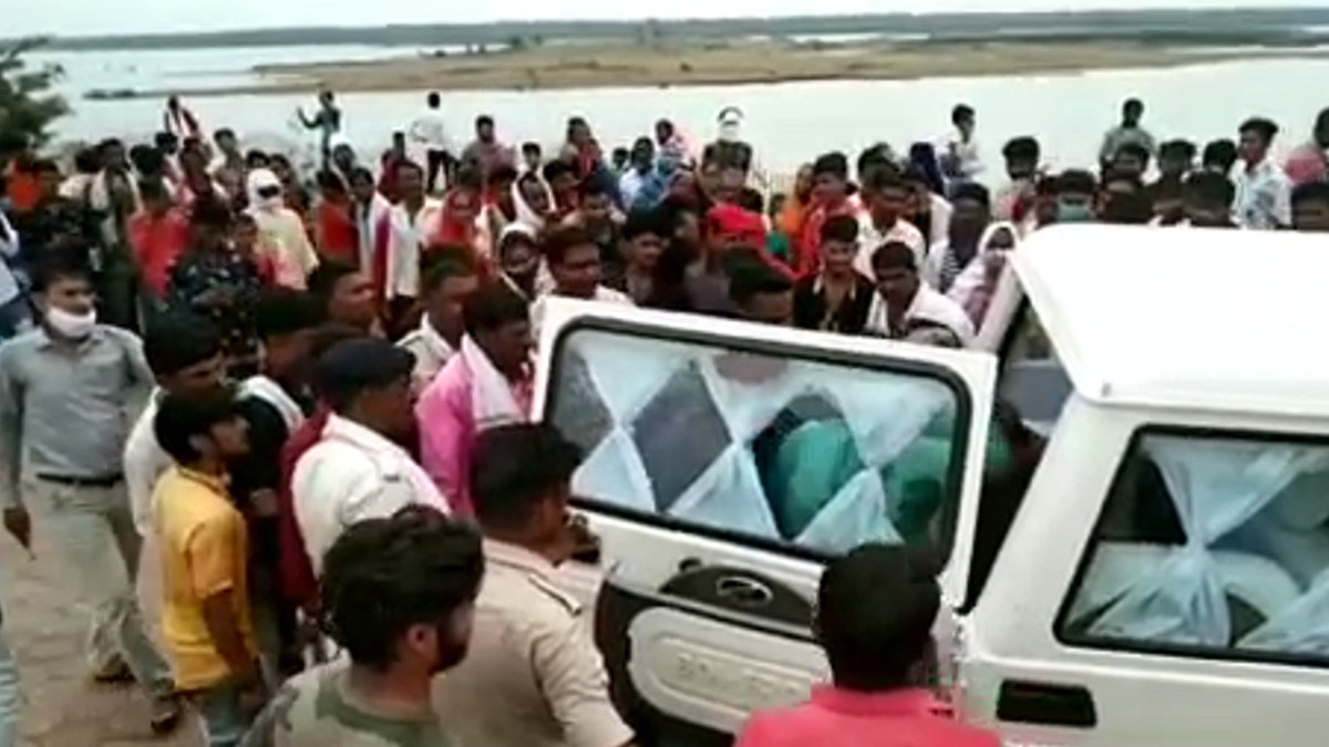 डूबते युवक को बचाने थानेदार पानी में कूदे.